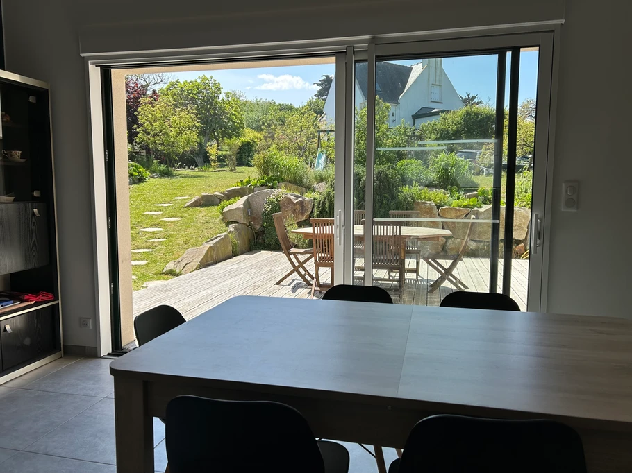Salle à manger sur terrasse et jardin