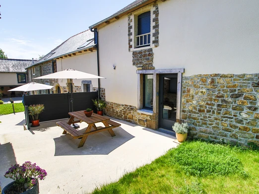 Façade de la longère rénovée.
A gauche se trouve le gîte "Songe" pouvant accueillir 6 personnes.
La cour, l'espace pelouse et la salle de sport sont communs aux 2 gîtes.