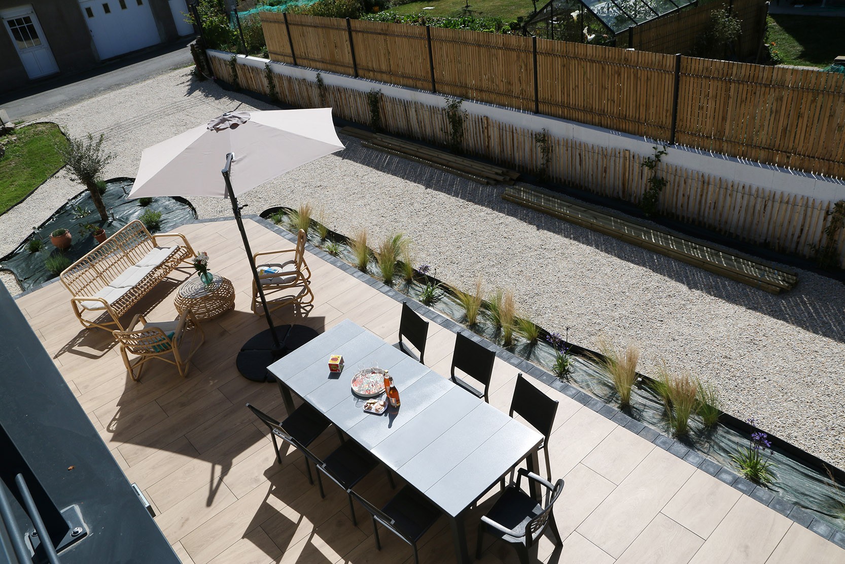 Terrasse exposée sud avec mobilier de jardin