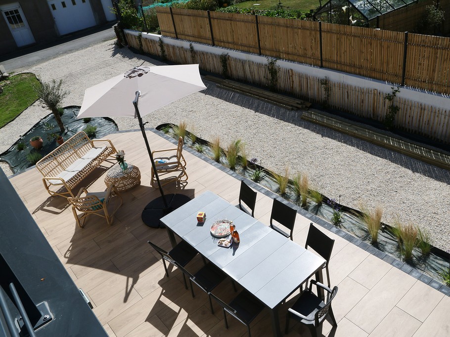 Terrasse exposée sud avec mobilier de jardin