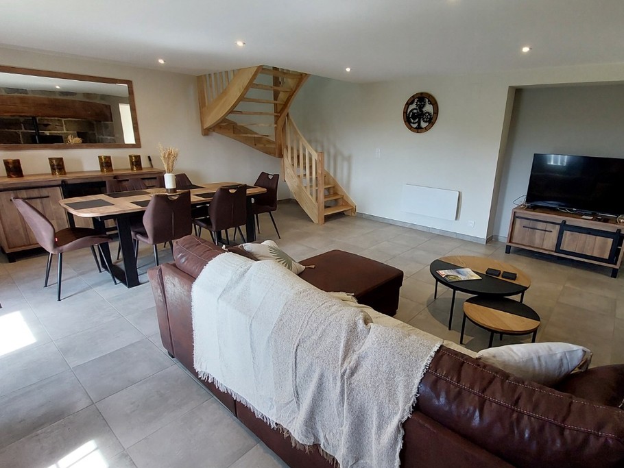 Grande pièce de vie du gîte La Petite Maison combinant salon cosy et salle à manger moderne.