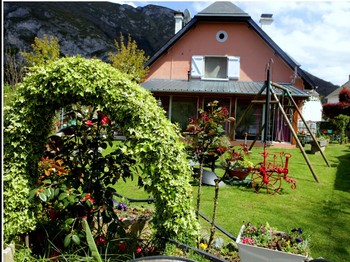 Vue du jardin sur le gîte