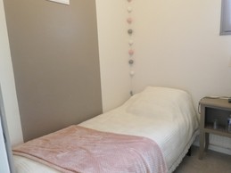 Chambre cabine avec un lit en 90