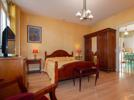 Chambre spacieuse en RDC avec lit double en 140