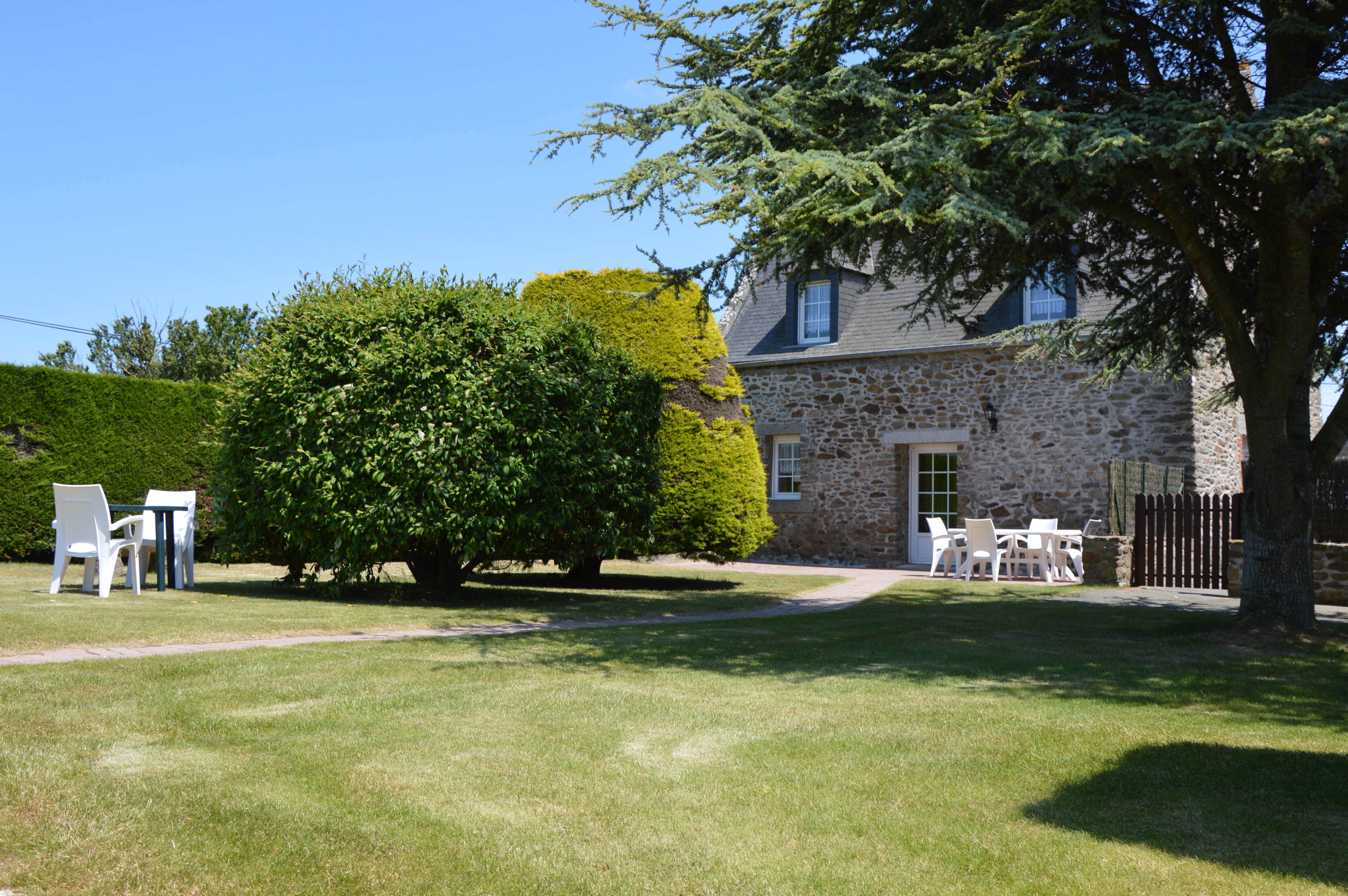 Façade du gîte, en pierres
