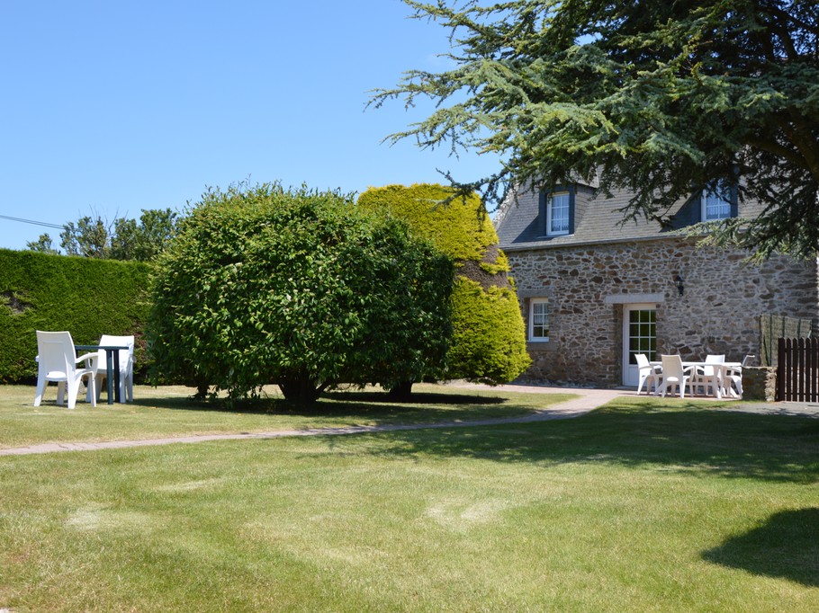 Façade du gîte, en pierres