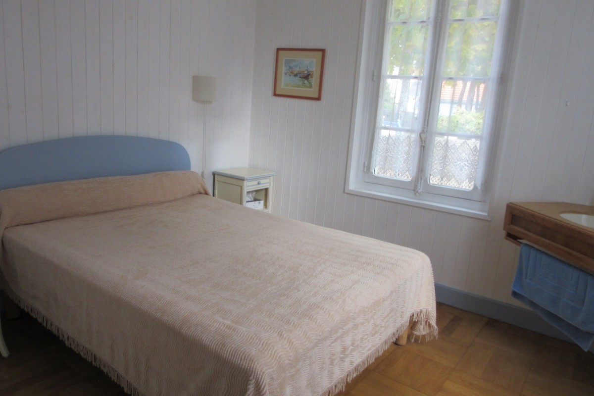 Chambre avec un lit de 140