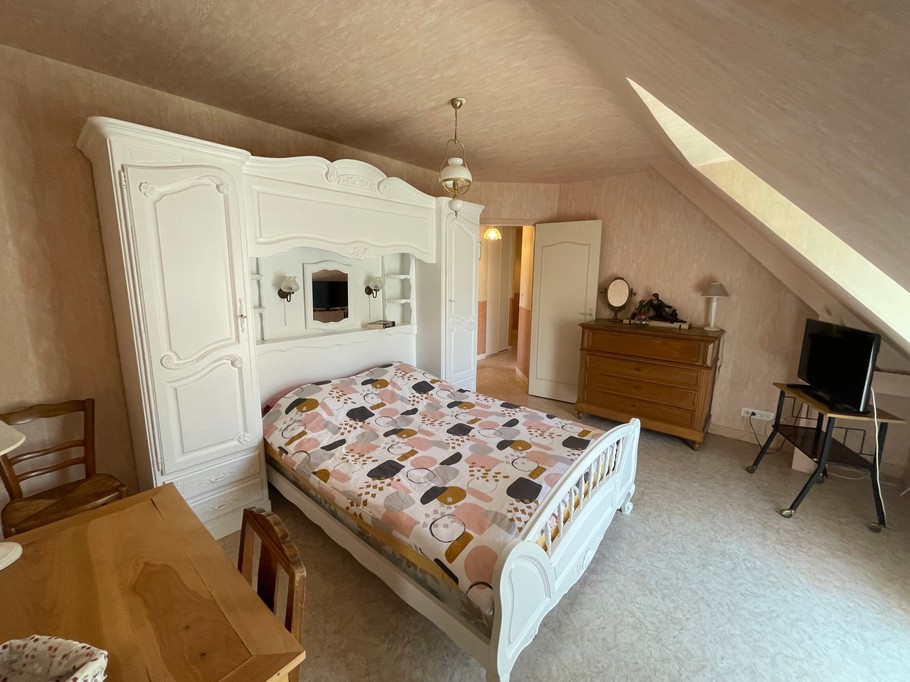 Chambre 4 à l'étage pour 2 personnes (lit 140 cm) avec bureau et télévision.