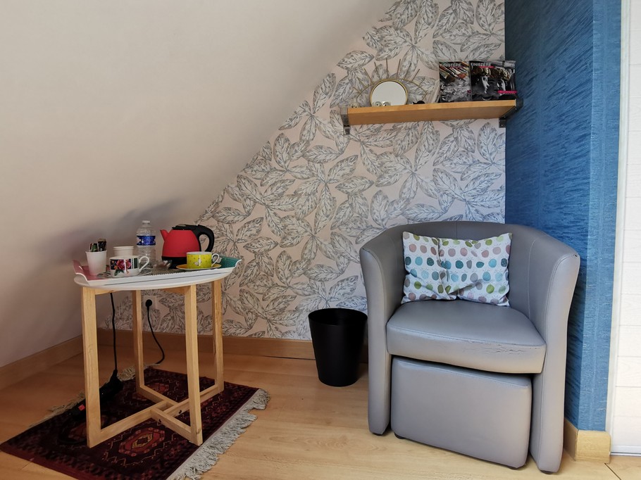 Chambre 2 - Espace détente et plateau de courtoisie