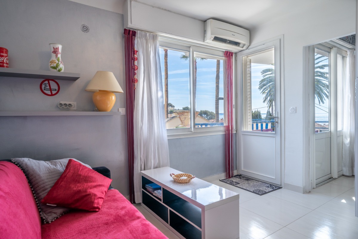 Cannes les Pins - Salon climatisée avec vue (canapé convertible)