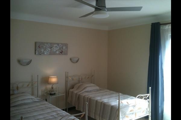 Chambre "sud ouest" avec lustre ventilateur silencieux avec vue sur le jardin