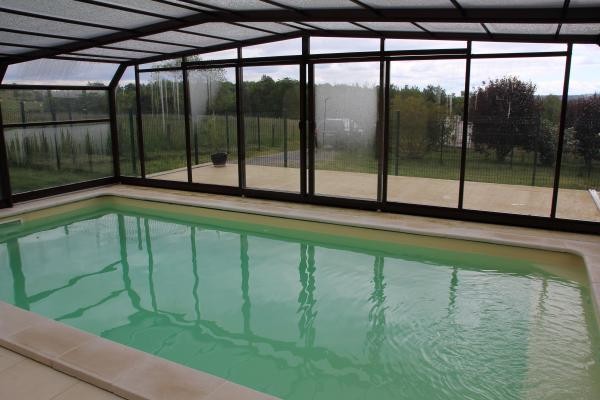 Location Aux Portes du forez : piscine chauffée et couverte par un dome modulable