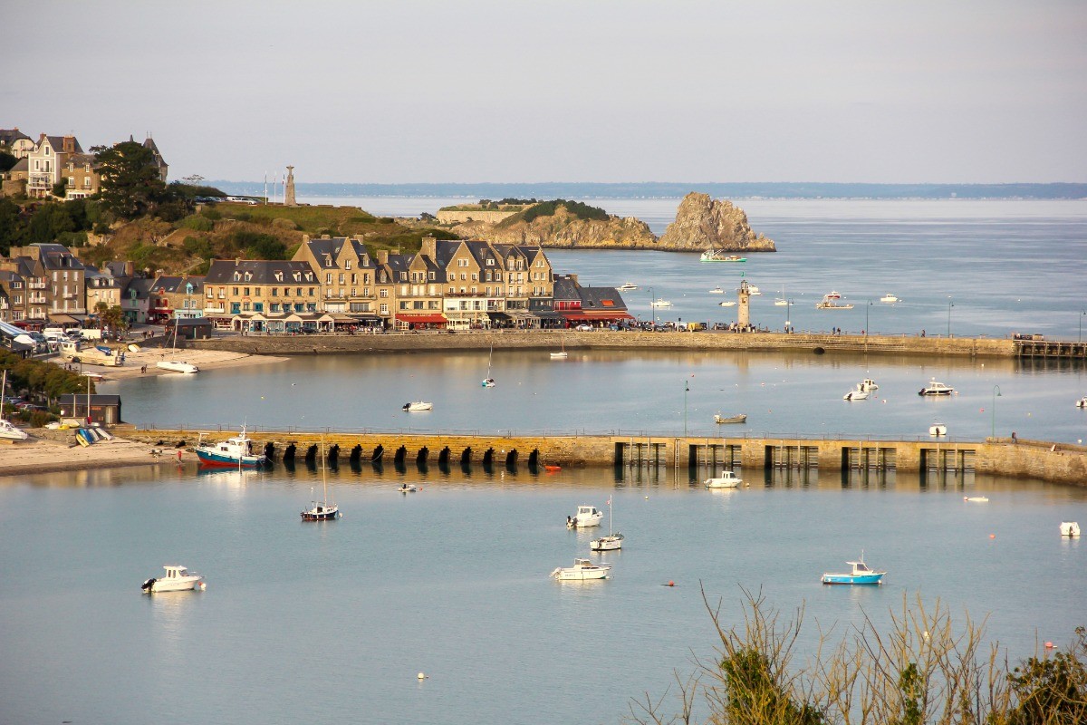 Cancale, charmante ville avec sa ville haute et son port en contre-bas, célèbre pour ses parcs à huîtres.
Crédits photo : CRTB GUILLAUDEAU-Donatienne