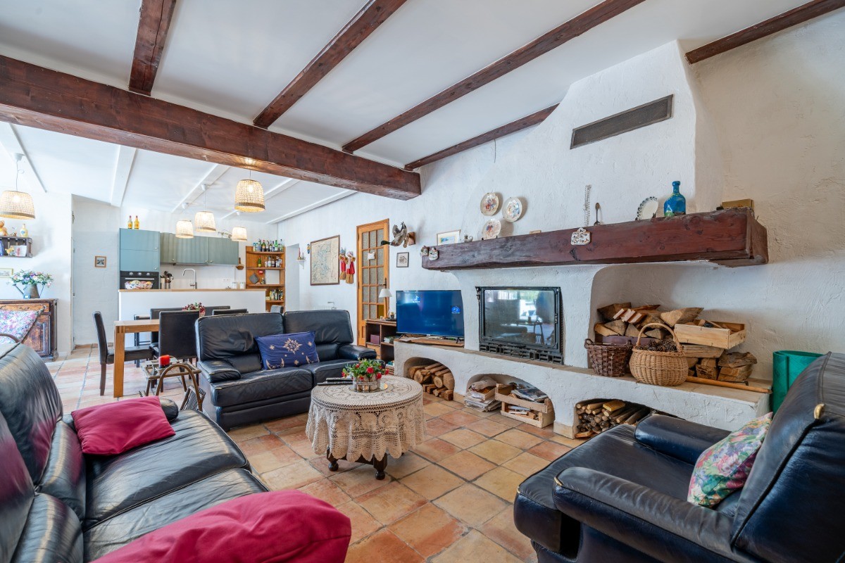 Gîte les Cougnas, salon avec 3 canapés !