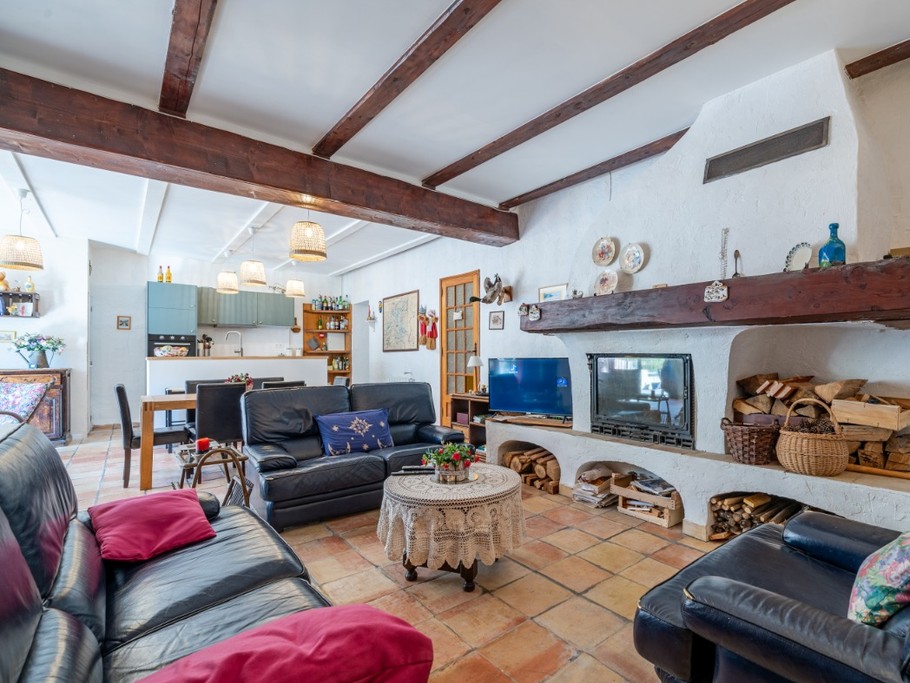 Gîte les Cougnas, salon avec 3 canapés !