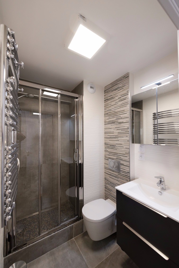 salle d'eau avec douche italienne , Wc suspendu sans brides, meuble vasque et radiateur élctrique thermor du studio côté Saône