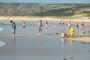 Cerf-volant, baignade, surf, concours de châteaux de sable, randonnée ou encore longe-côte, voile légère, équitation, tennis de plein air, toutes les activités sont à portée de main à Siouville-Hague. (photographie Thierry Houyel)