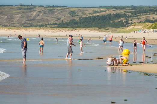 Cerf-volant, baignade, surf, concours de châteaux de sable, randonnée ou encore longe-côte, voile légère, équitation, tennis de plein air, toutes les activités sont à portée de main à Siouville-Hague. (photographie Thierry Houyel)