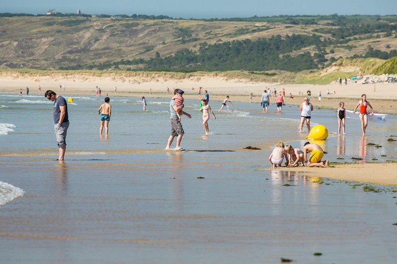 Cerf-volant, baignade, surf, concours de châteaux de sable, randonnée ou encore longe-côte, voile légère, équitation, tennis de plein air, toutes les activités sont à portée de main à Siouville-Hague. (photographie Thierry Houyel)