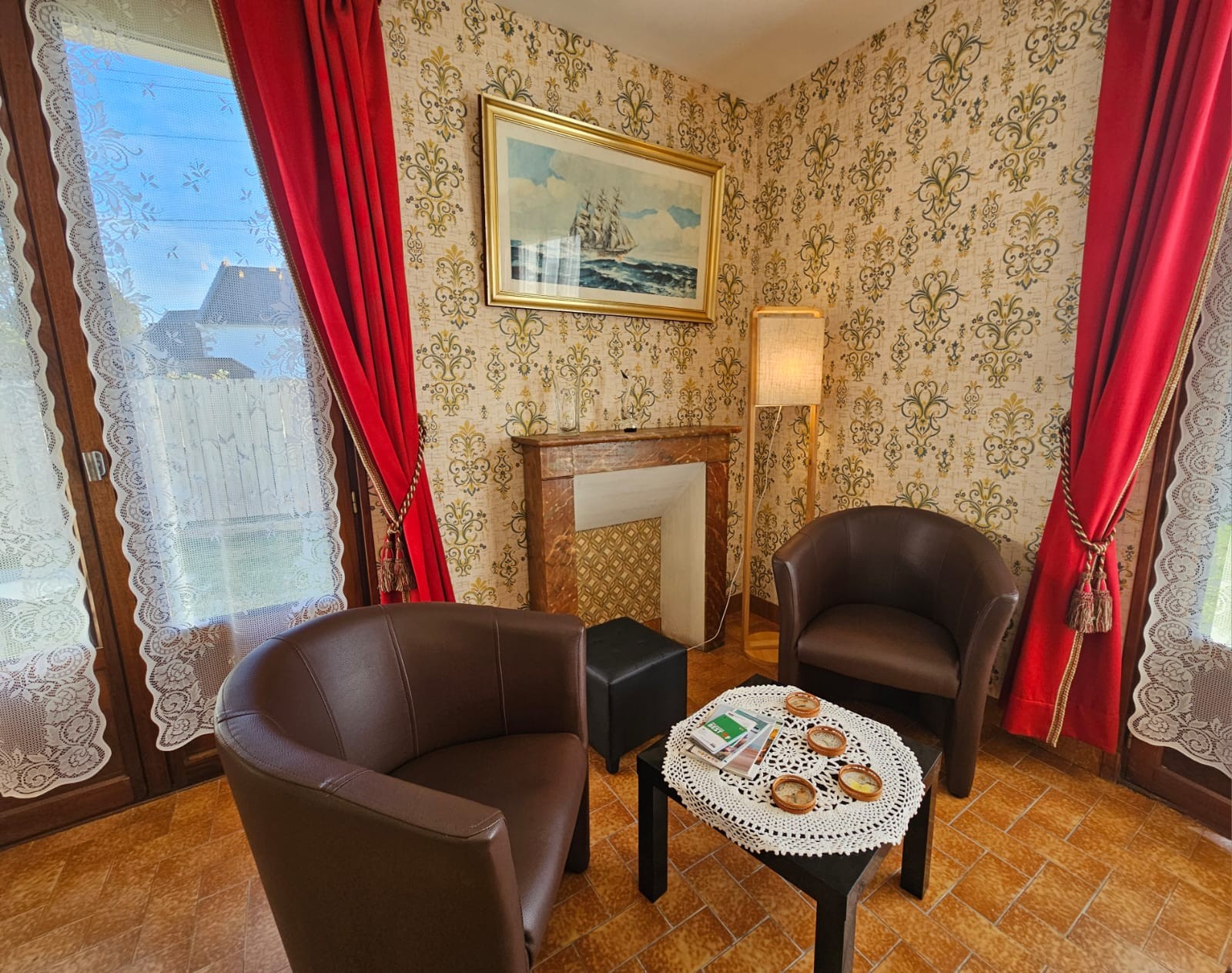 Salon / Séjour avec TV, table à manger