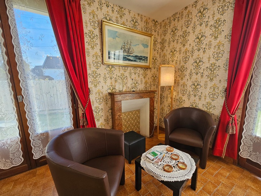 Salon / Séjour avec TV, table à manger