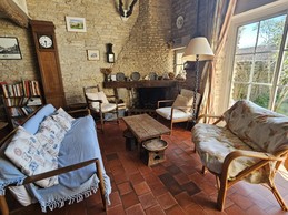 Sitting area with fireplace, illuminated by the bay window