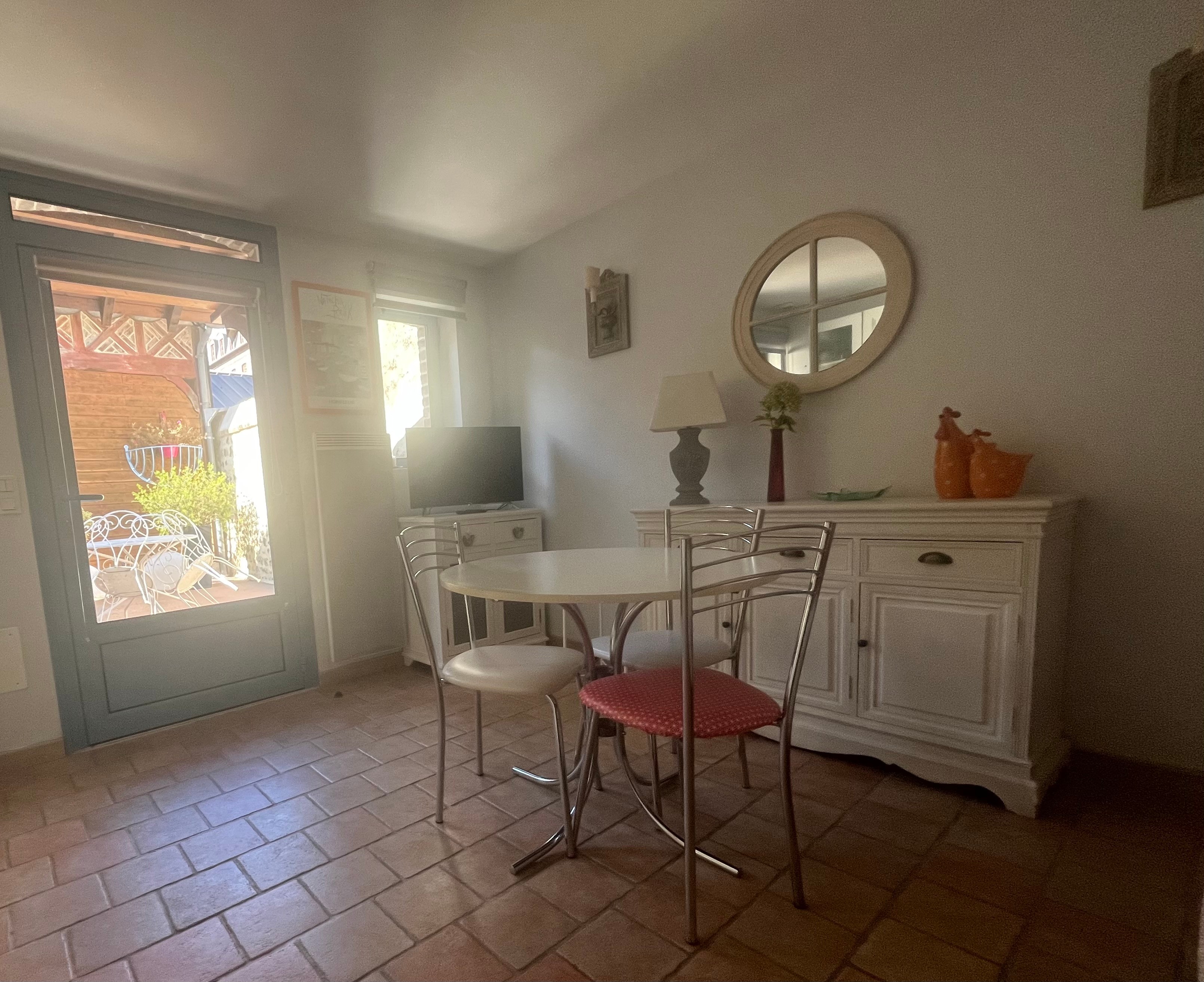 L'écurie Honfleur location de vacances pièce de vie autre vue