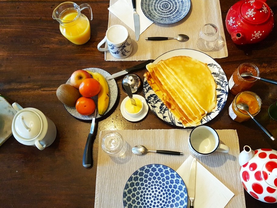 Petit déjeuner copieux avec des produits frais. Crêpes à la minute et confitures faites maison.  Evelyne est une ancienne crêpière !