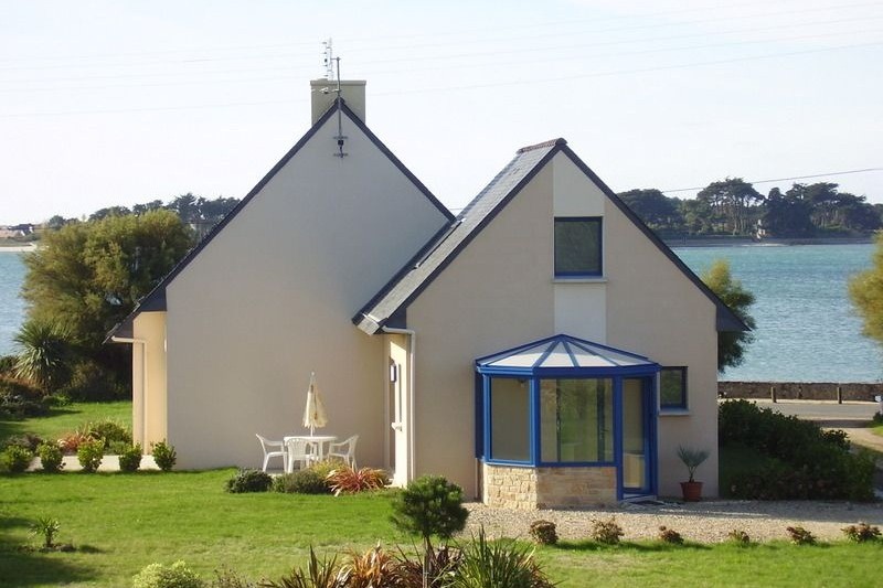 maison en premier plan avec véranda et bord de mer à 30 m