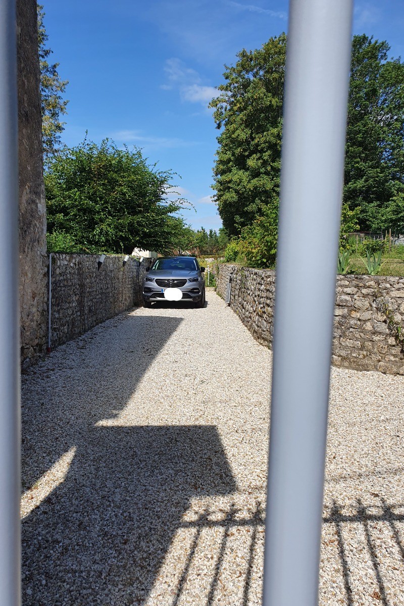 Voiture stationnée dans l'allée (largeur 3m)