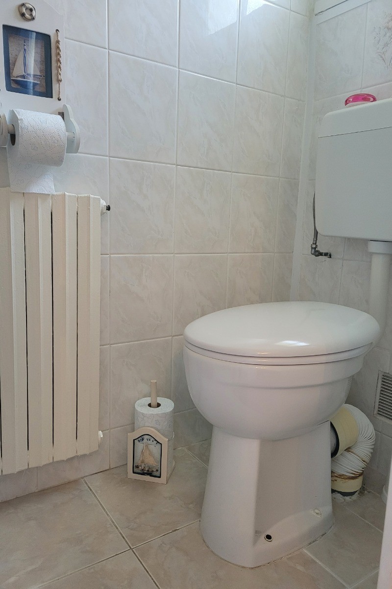 Chambre d'hôtes Clévacances, Ploluha, chez M. et Mme Mac Lachlan, la salle d'eau privative à la chambre avec douche et WC