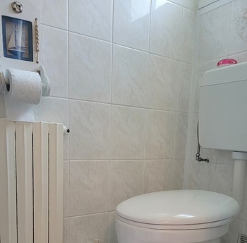 Chambre d'hôtes Clévacances, Ploluha, chez M. et Mme Mac Lachlan, la salle d'eau privative à la chambre avec douche et WC