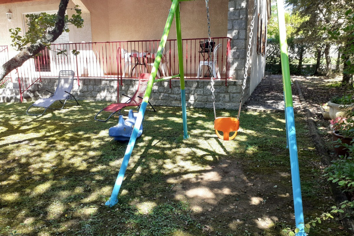 gite Les Clapas - Maison verte - terrasse couverte - espace verdure ombragé