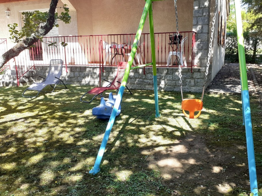 gite Les Clapas - Maison verte - terrasse couverte - espace verdure ombragé
