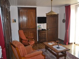 Le salon et son accès terrasse.
