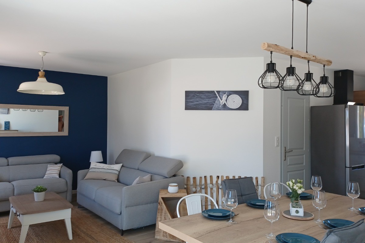 Coin salon donnant sur le séjour avec un lit rapido double