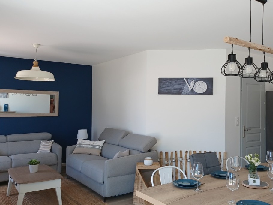 Coin salon donnant sur le séjour avec un lit rapido double