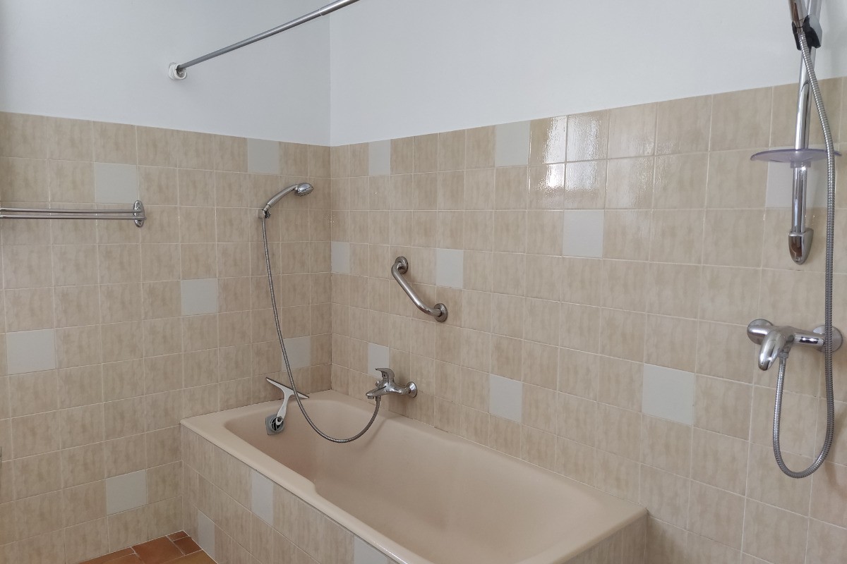 Baignoire, douche, meuble vasque avec glace, séchoir serviettes