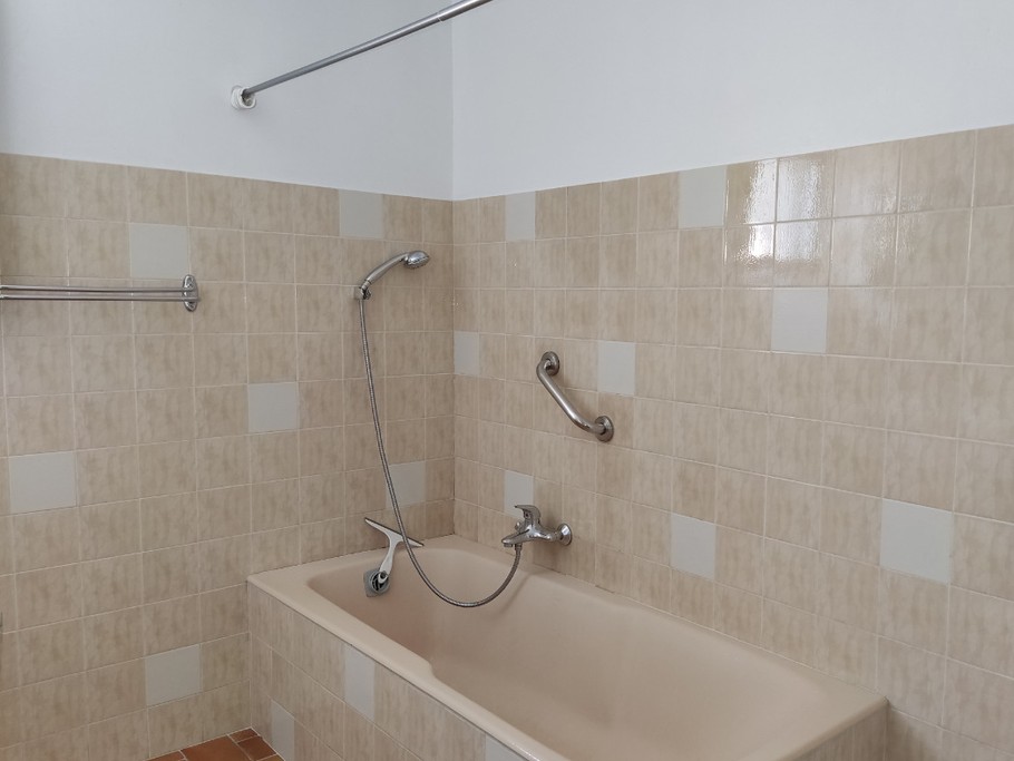 Baignoire, douche, meuble vasque avec glace, séchoir serviettes