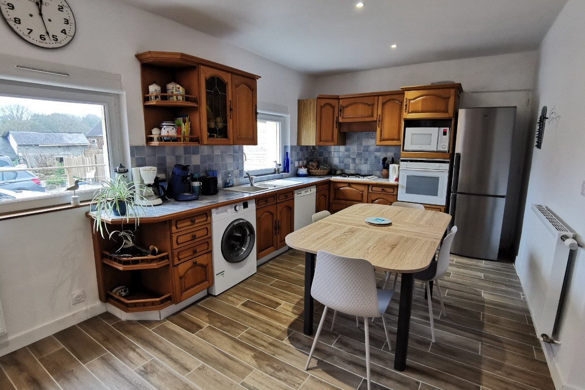 Cuisine équipée avec table à manger