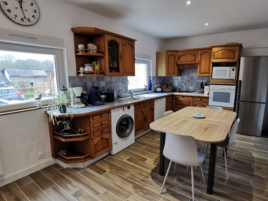 Cuisine équipée avec table à manger