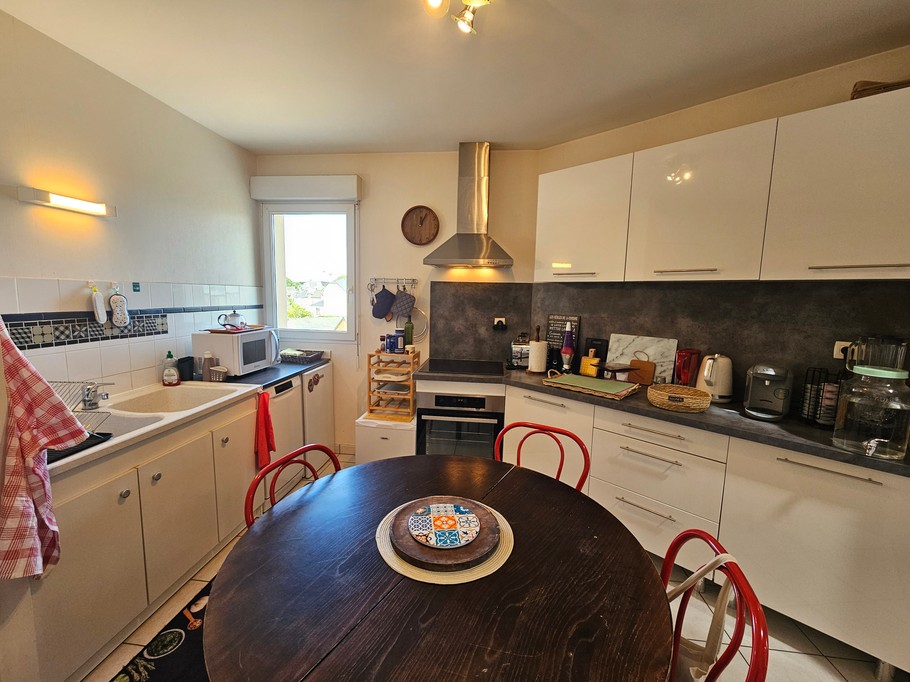 Cuisine ouverte et toute équipée (four, micro-ondes, lave-vaisselle nombreux petits électroménagers)