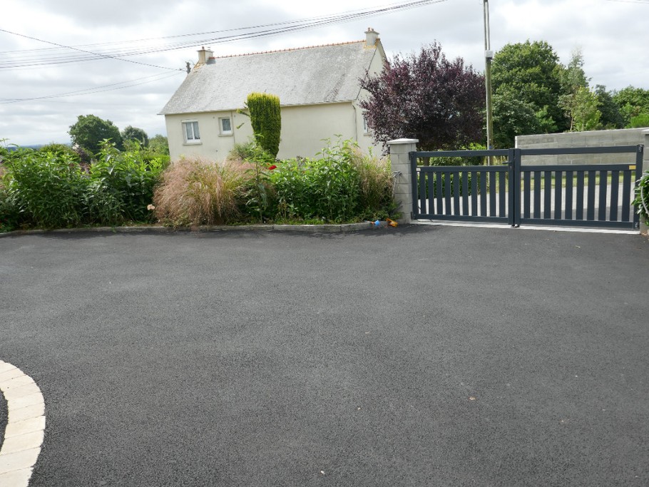 Cour fermée portail électrique, Location Clévacances, Gites 4 personnes ,Logis 1 de Plain Pied