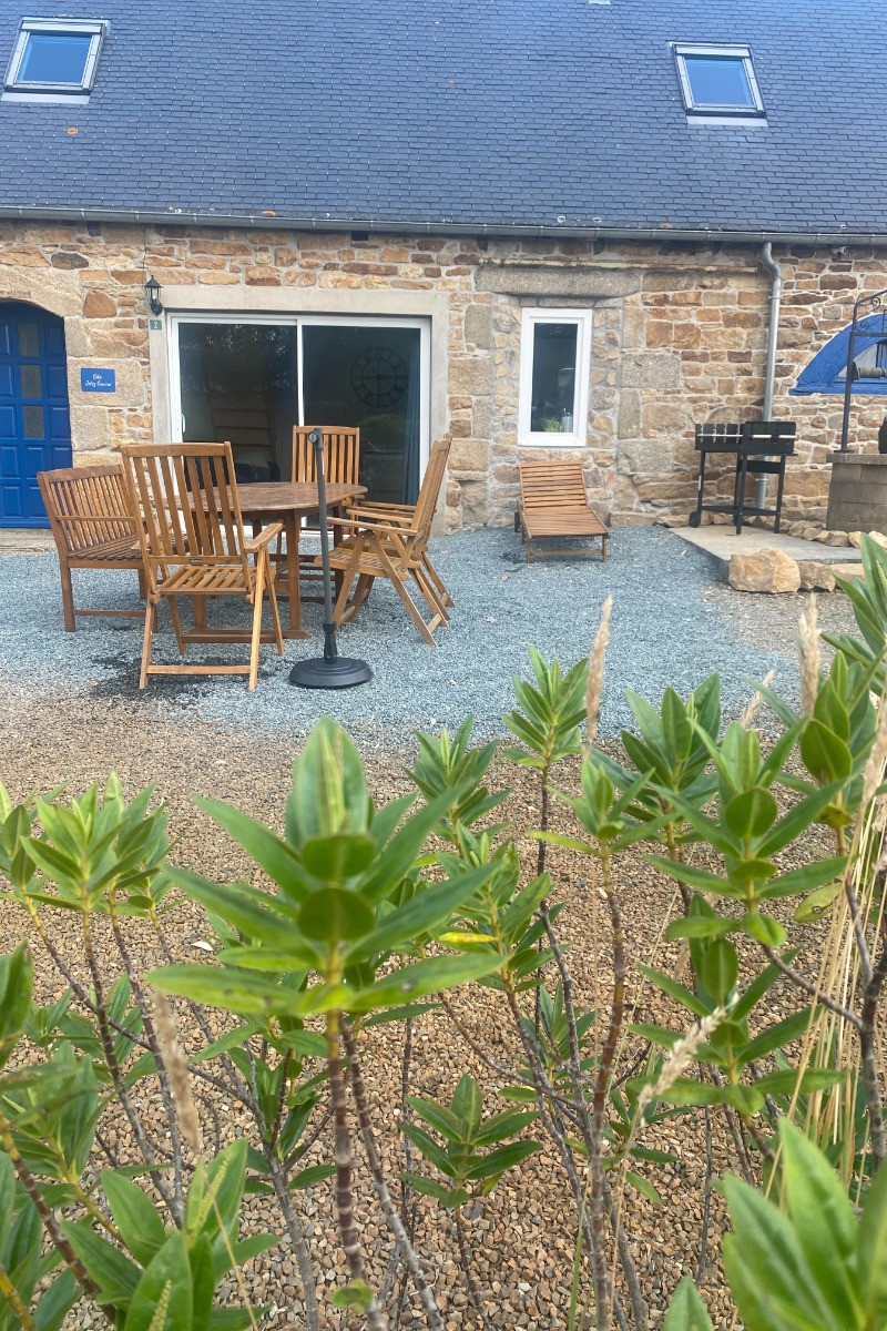 GAILLET, location de vacances, Clévacances, Louargat, vue extérieure avec table de jardin