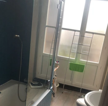 salle de bains partagée avec la chambre voisine, double vasques, balcon, wc