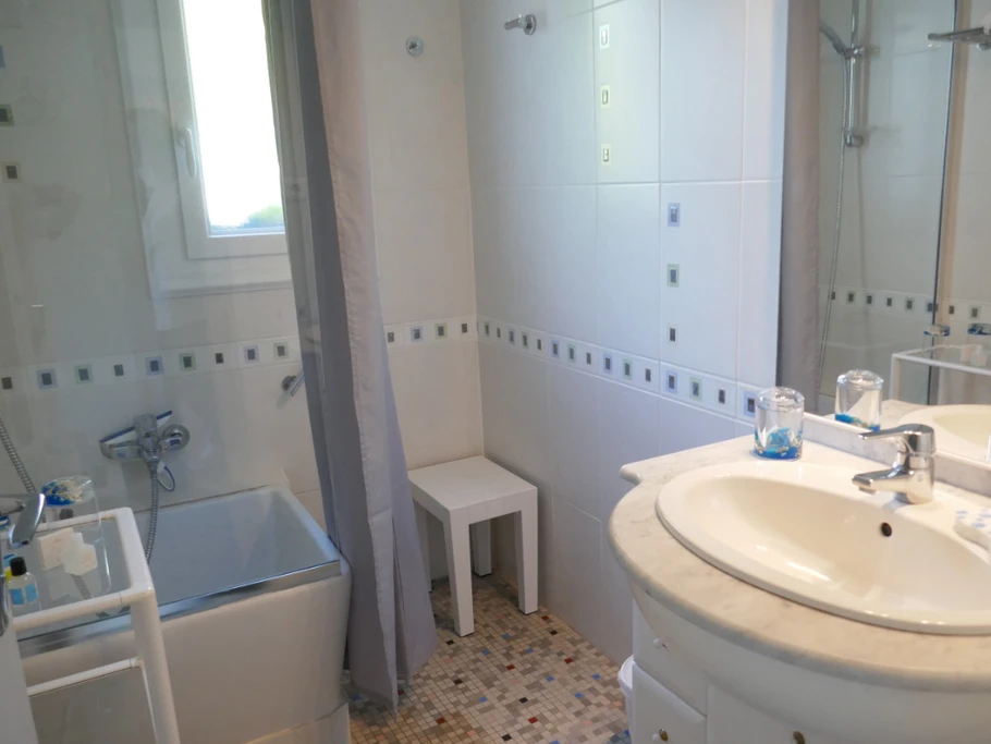 Salle d'eau (WC pièce séparée)