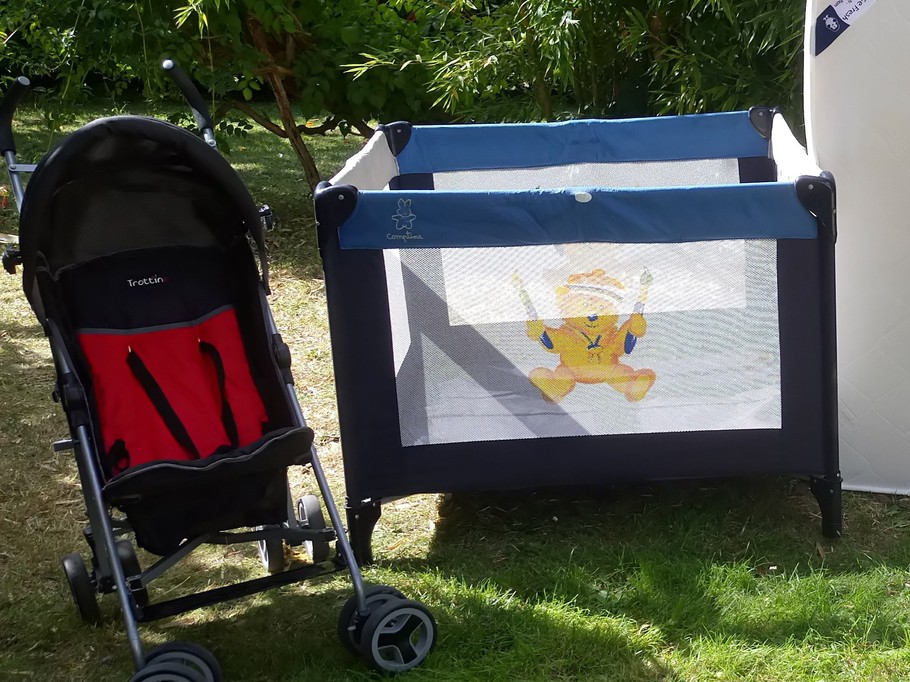 Poussette +Parc sur pieds + Tapis à langer