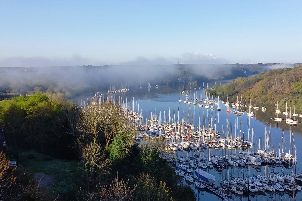 depuis son célèbre pont sur la Vilaine, vue sur le nouveau port de La Roche Bernard