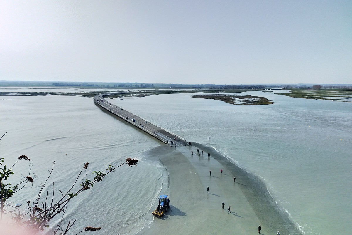 nettoyage passerelle après la marée au Mont Saint Michel 2021