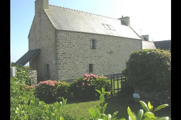 jardin clos derrière le gîte "an ty glaz". A votre disposition: le fil à linge et un abri pour vélos, tenues de plongée...